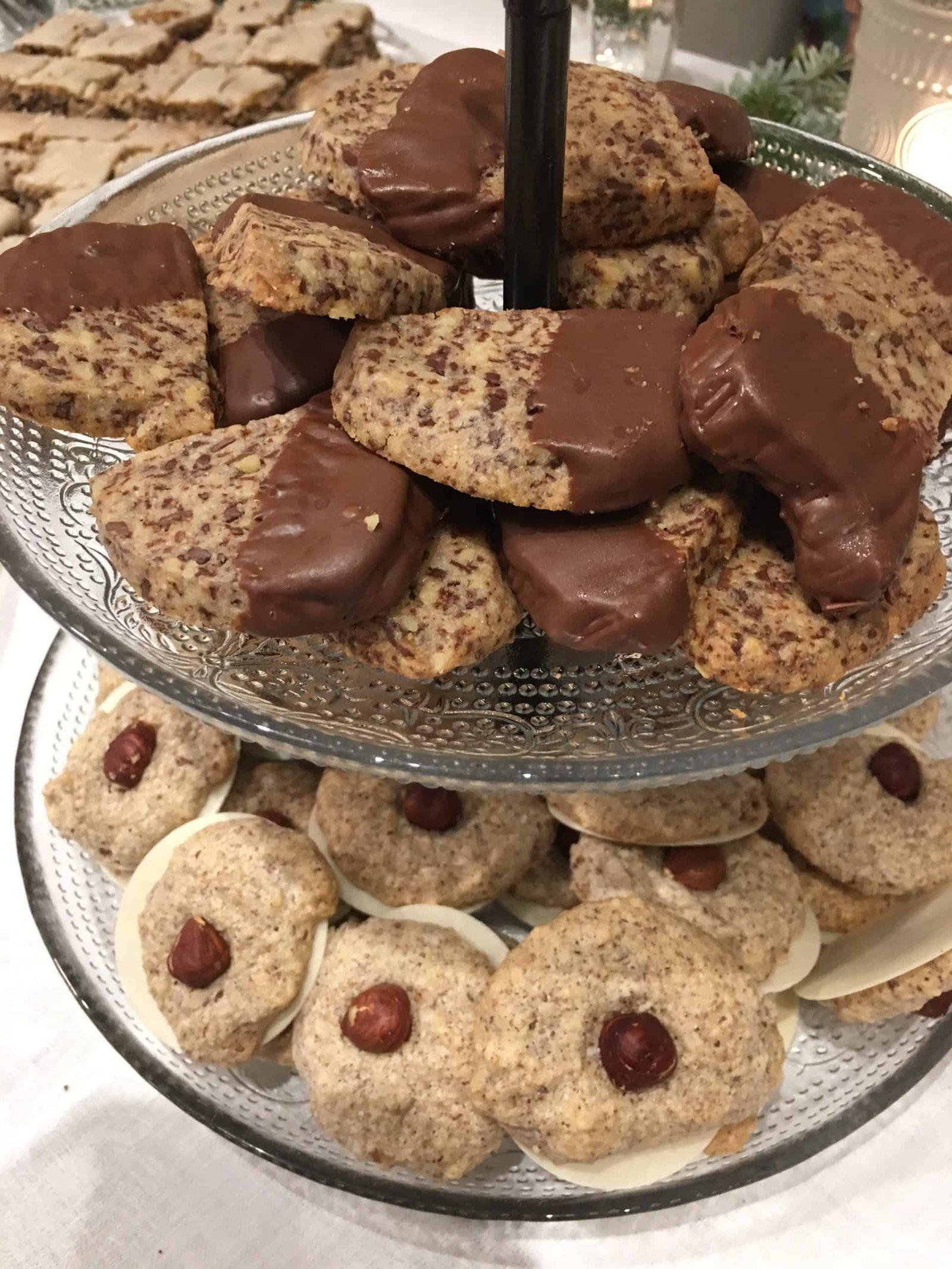 Ein Tablett mit Keksen mit Schokolade und Nüssen darauf.