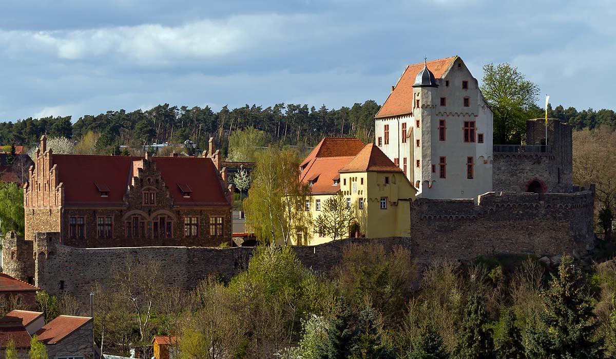 Auf einem Hügel thront eine Burg.