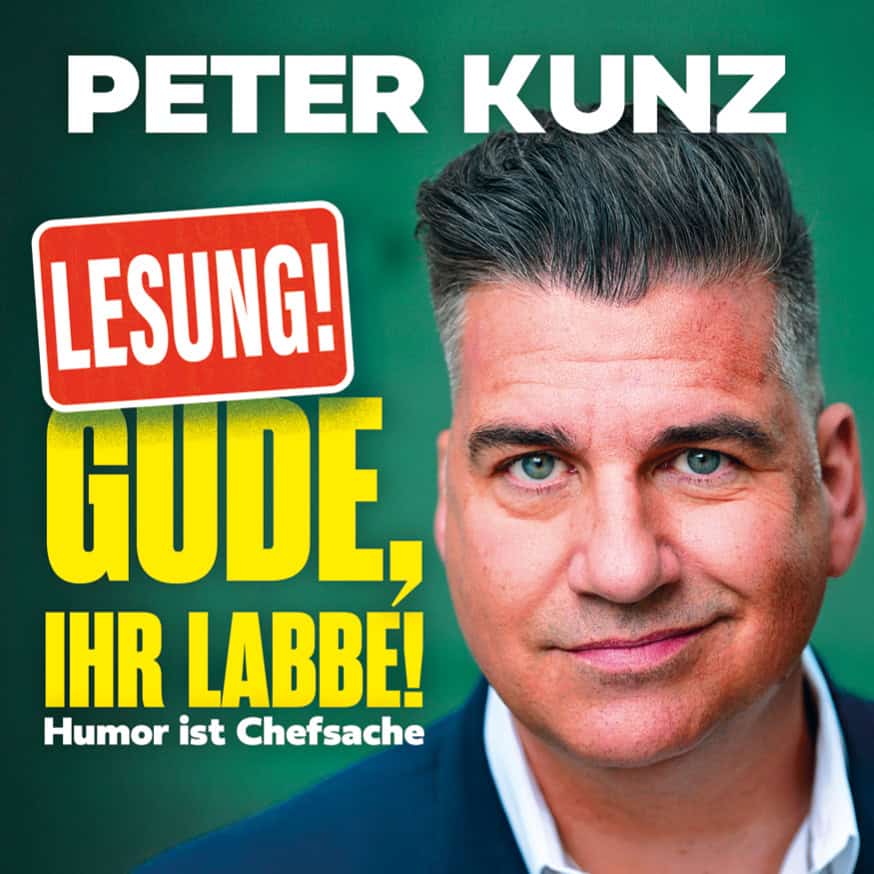 Ein Mann mit kurzen grauen Haaren steht vor einem grünen Hintergrund, auf dem der Text zu lesen ist: „PETER KUNZ. LESUNG! GUDE, IHR LABBE! Humor ist Chefsache.“.