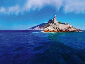 Grassi Ein steinernes Schloss steht auf einer felsigen Insel, umgeben von tiefblauem Ozean und einem teilweise bewölkten Himmel.